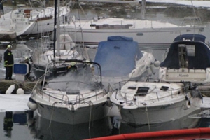 Split, 21. prosinca 2010. - brodica "Sv. Florijan" DVD-a Kaštela u 7.05 sati uplovila je u lučicu Zenta, te započela sa gašenjem brodica